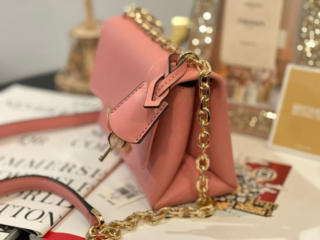Michael Kors MK Cece Mini 迷你皮革斜挎包 Soft Pink 側面角度展示