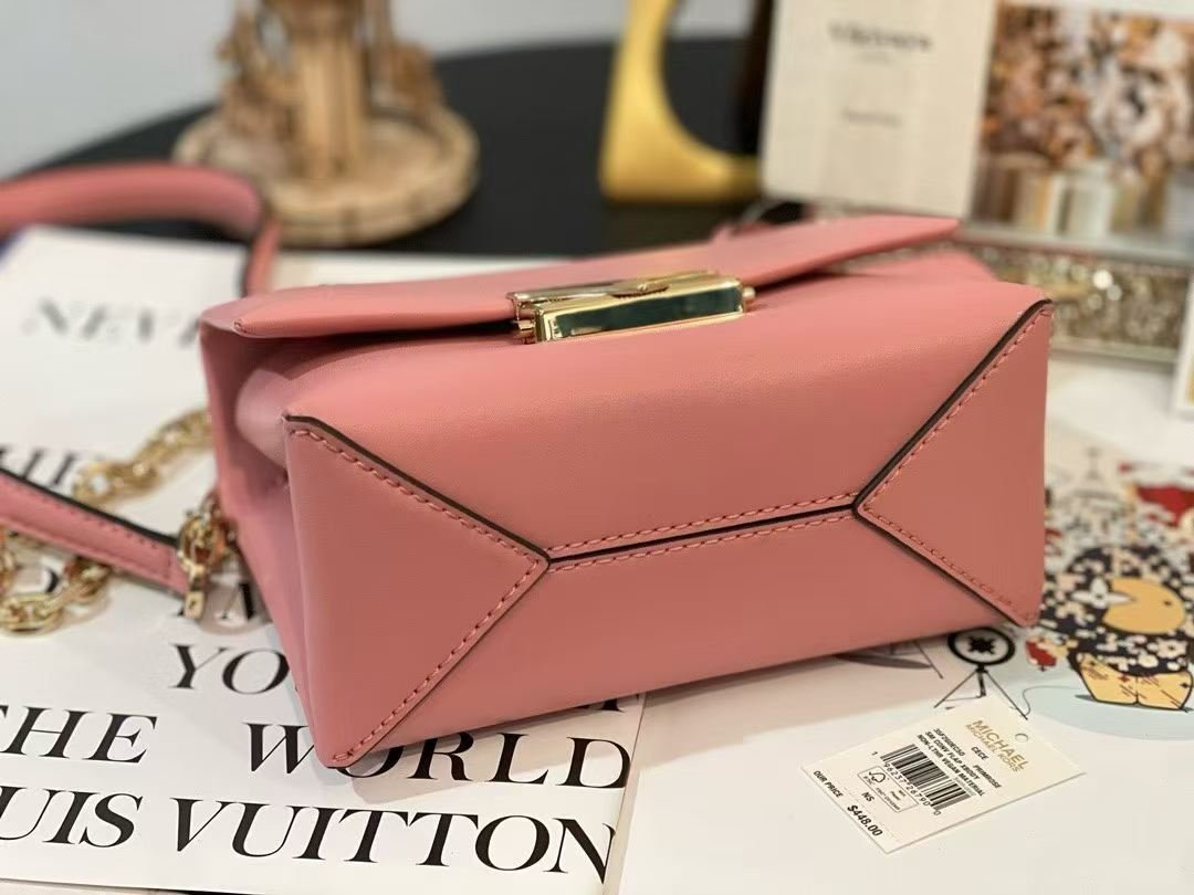 Michael Kors MK Cece Mini 迷你皮革斜挎包 Soft Pink 側面金色鏈條