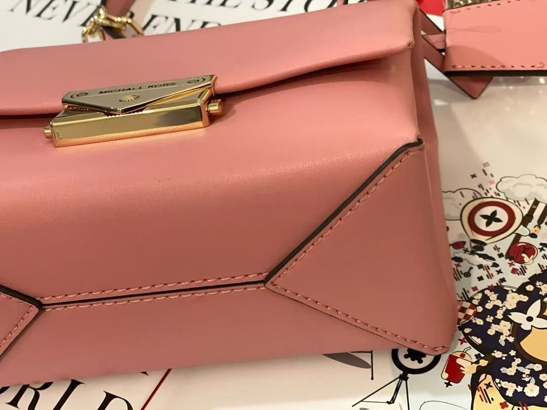 Michael Kors MK Cece Mini 迷你皮革斜挎包 Soft Pink 金色鎖扣細節
