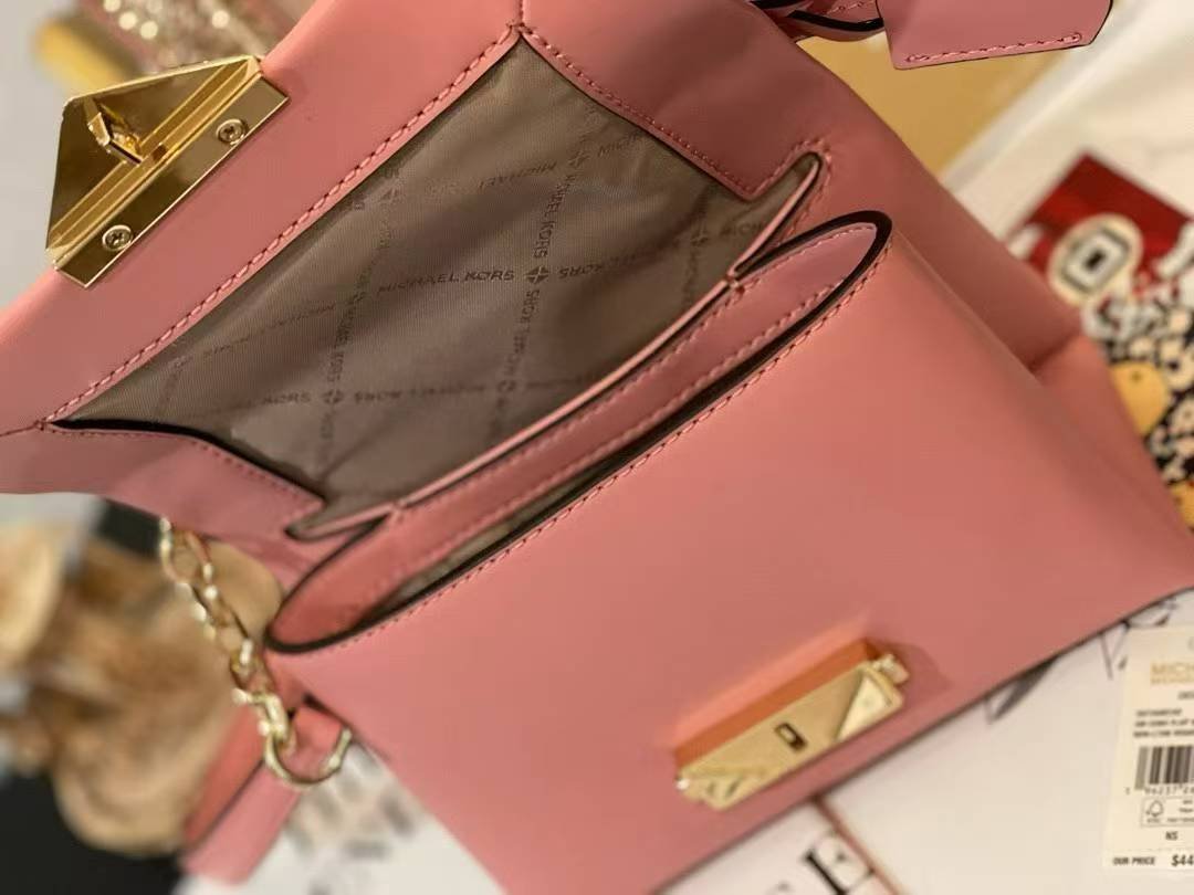 Michael Kors MK Cece Mini 迷你皮革斜挎包 Soft Pink 內部容量展示